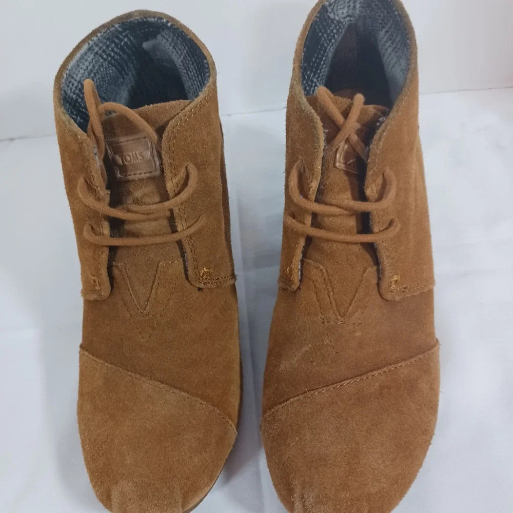 TOMS Desert Wedge Booties Womens Size 8 Tan Suede Excellent Lace Up Ankle Boots